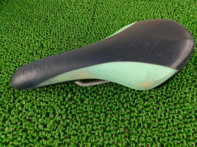 【傷あり】FIZIK WING・FLEXサドル チェレステ