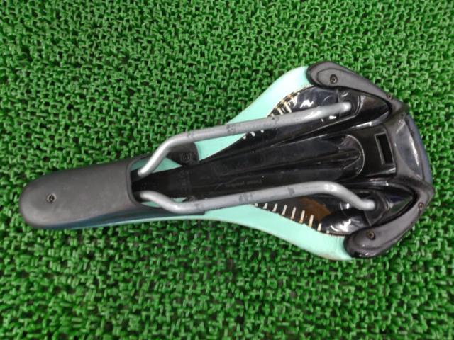 【傷あり】FIZIK WING・FLEXサドル チェレステ