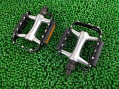 ※左ペダルわずかにゴリ感あり GIZA PRODUCTS 7-M085A フラットペダル ブラック