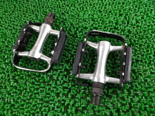 ※左ペダルわずかにゴリ感あり GIZA PRODUCTS 7-M085A フラットペダル ブラック