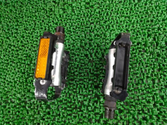 ※左ペダルわずかにゴリ感あり GIZA PRODUCTS 7-M085A フラットペダル ブラック