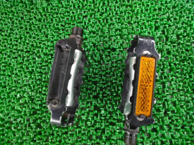 ※左ペダルわずかにゴリ感あり GIZA PRODUCTS 7-M085A フラットペダル ブラック