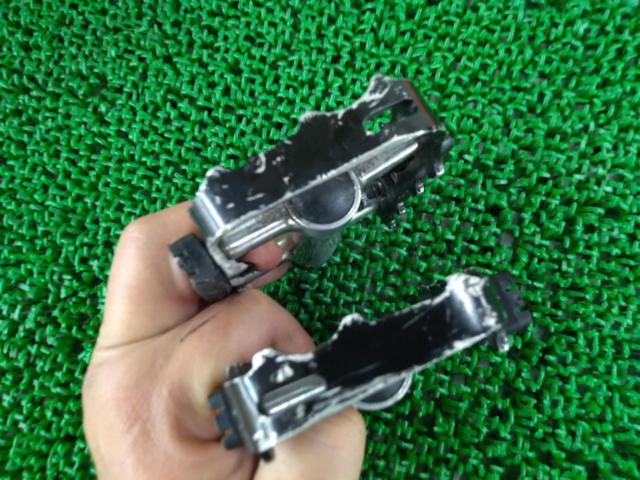 ※左ペダルわずかにゴリ感あり GIZA PRODUCTS 7-M085A フラットペダル ブラック