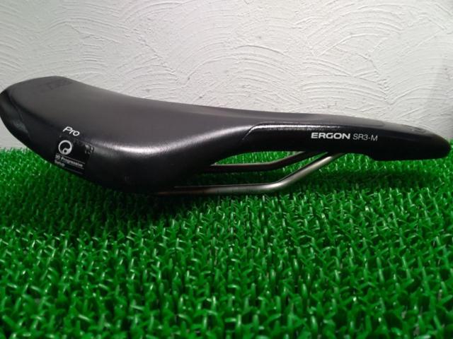 ERGON SR3-M スポーツ用サドル ブラック