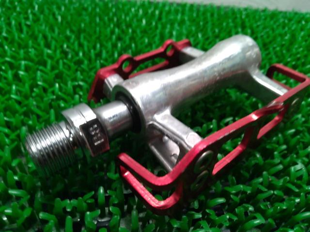 WELLGO R025 アルミフラットペダル レッド