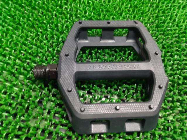 BONTRAGER LINE COMP 樹脂製フラットペダル ブラック