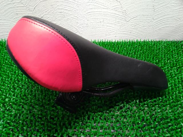 CIONLLI 自転車用サドル レッド