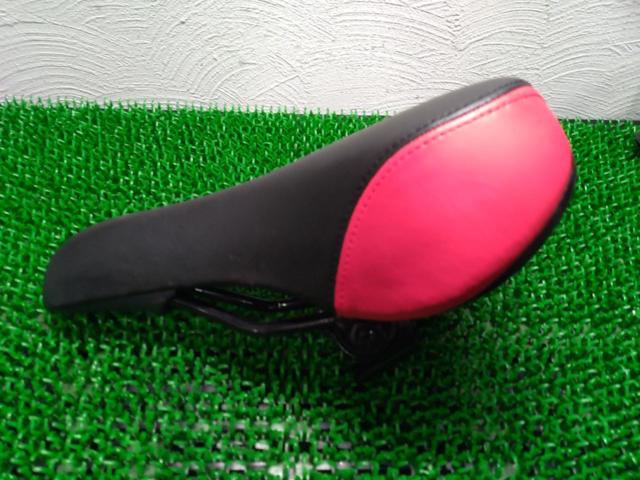 CIONLLI 自転車用サドル レッド