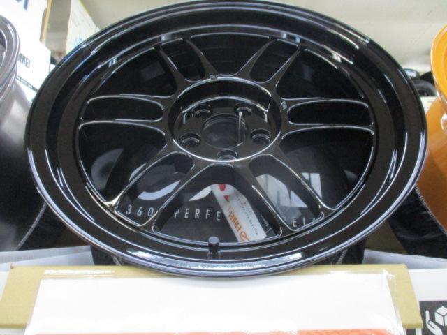 ENKEI x McLaren
ENKEI
RPF1
Limited Edition Gloss Black x Papaya Yellow Sticker