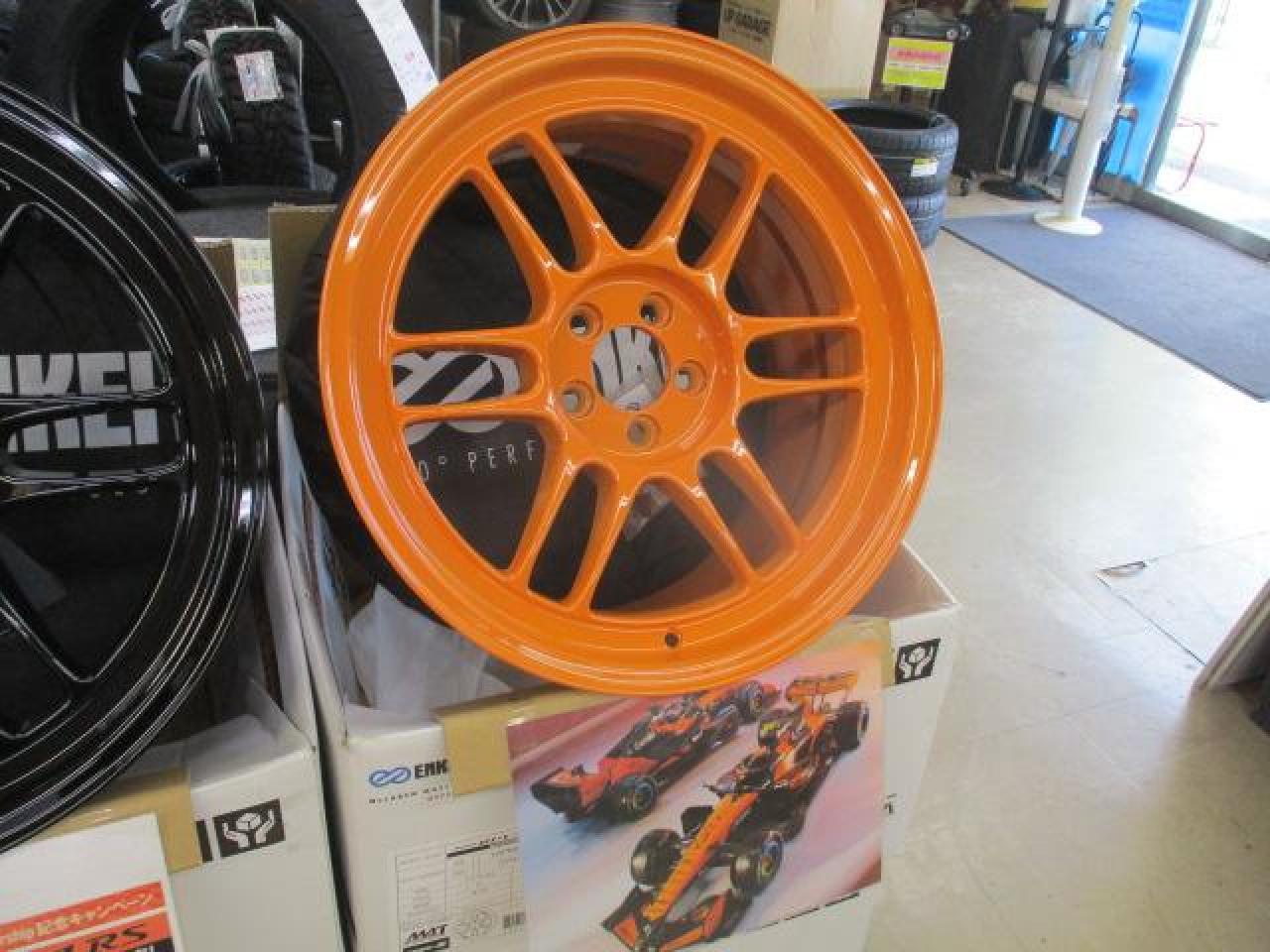 ENKEI x McLaren
ENKEI
RPF1
Limited Edition Papaya Yellow x Black Sticker