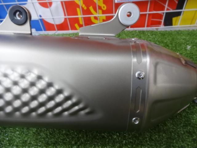Specially selected parts! AKRAPOVIC
Racing Line
Slip-on muffler
250EXC-F/350EXC-F(’20-’23)