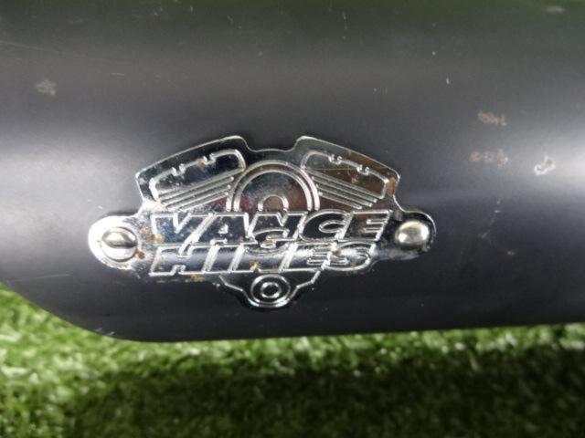 VANCE&HINES
Twin slash-cut slip-on muffler
Softail ('07 - '17)