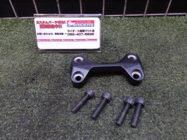 YAMAHA
Genuine handlebar post cover/top clamp
XSR155 removed