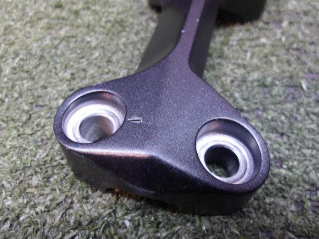 YAMAHA
Genuine handlebar post cover/top clamp
XSR155 removed