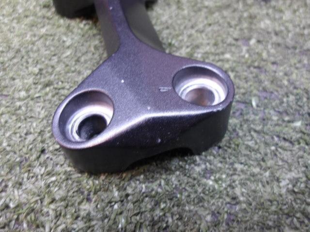 YAMAHA
Genuine handlebar post cover/top clamp
XSR155 removed