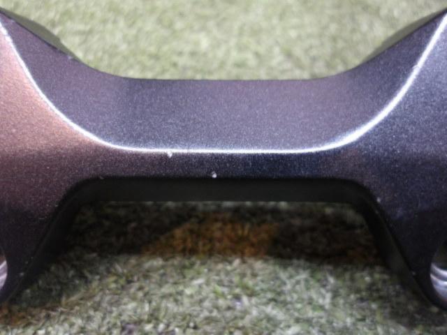 YAMAHA
Genuine handlebar post cover/top clamp
XSR155 removed