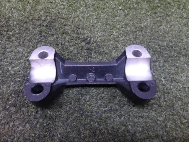 YAMAHA
Genuine handlebar post cover/top clamp
XSR155 removed
