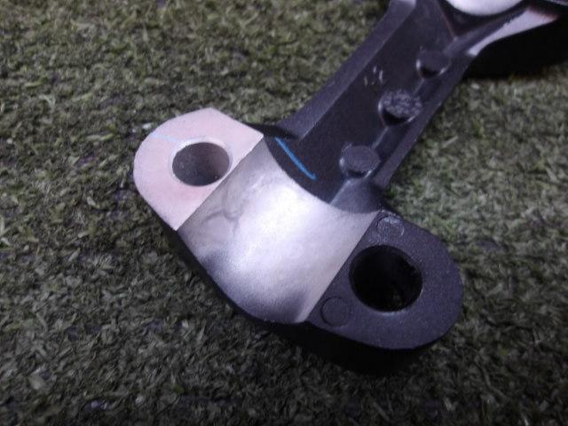 YAMAHA
Genuine handlebar post cover/top clamp
XSR155 removed