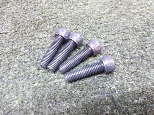 YAMAHA
Genuine handlebar post cover/top clamp
XSR155 removed