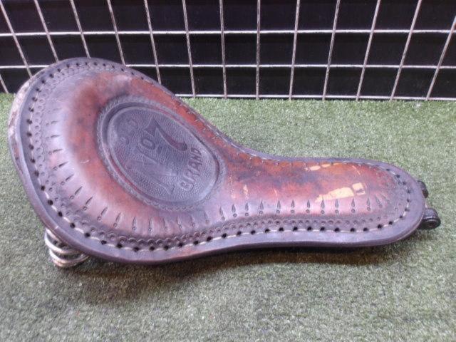Manufacturer unknown
Leather main seat
Removal of Softail FXSTS Springer ('98)