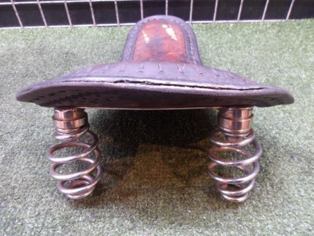 Manufacturer unknown
Leather main seat
Removal of Softail FXSTS Springer ('98)