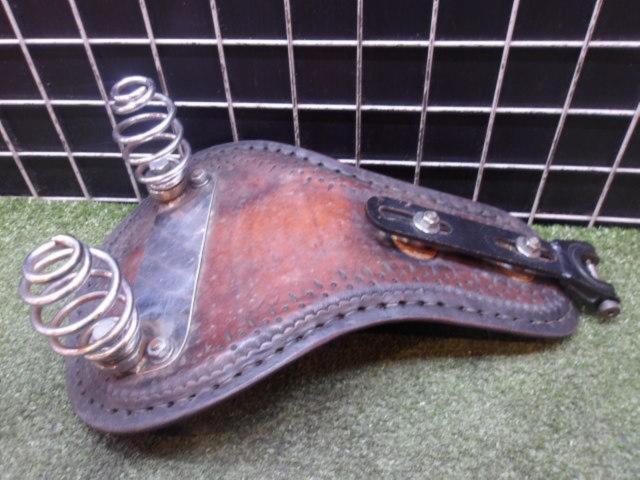 Manufacturer unknown
Leather main seat
Removal of Softail FXSTS Springer ('98)
