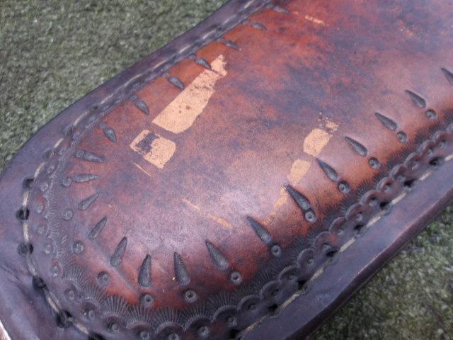 Manufacturer unknown
Leather main seat
Removal of Softail FXSTS Springer ('98)