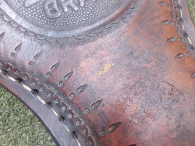 Manufacturer unknown
Leather main seat
Removal of Softail FXSTS Springer ('98)