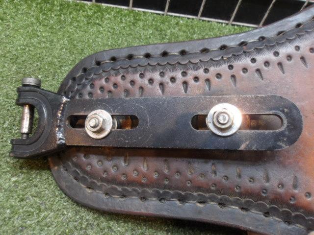 Manufacturer unknown
Leather main seat
Removal of Softail FXSTS Springer ('98)