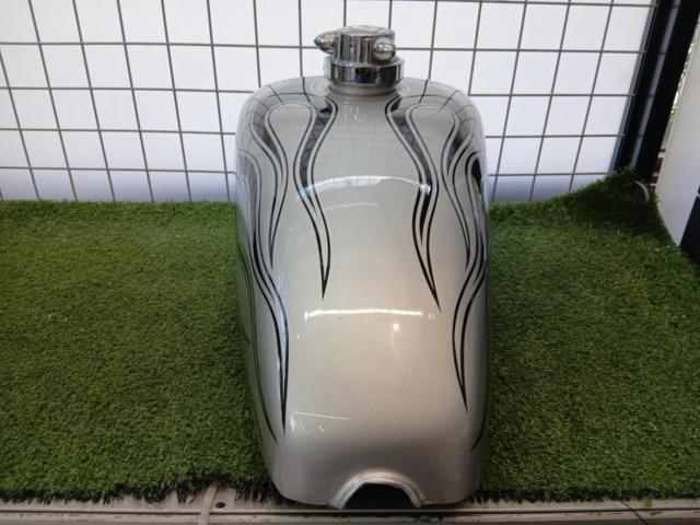 ★☆【Neofactory:ネオファクトリー】 2.25ガロン フューエルタンク サザエキャップ付き XL SPORTSTER [スポーツスター] 年式・型式不明 外し