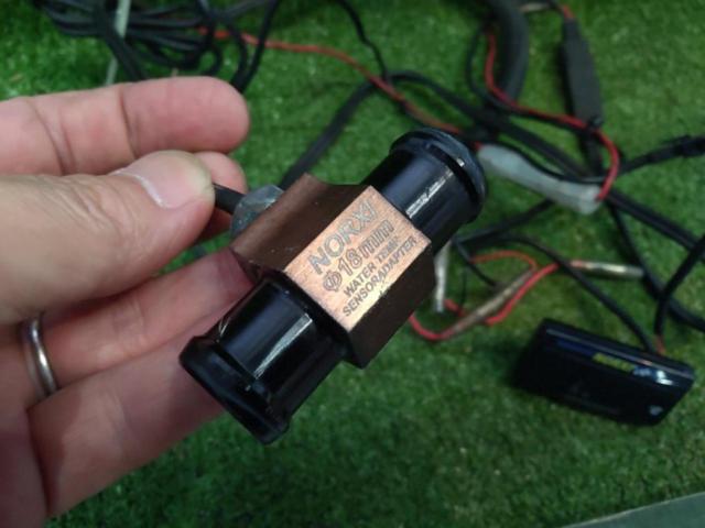 通電 動作確認済み ★【NORXI】 ユニバーサル デジタル水温計 温度センサーアダプター付き (18mm ブルー) Φ18