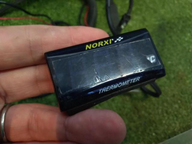 通電 動作確認済み ★【NORXI】 ユニバーサル デジタル水温計 温度センサーアダプター付き (18mm ブルー) Φ18