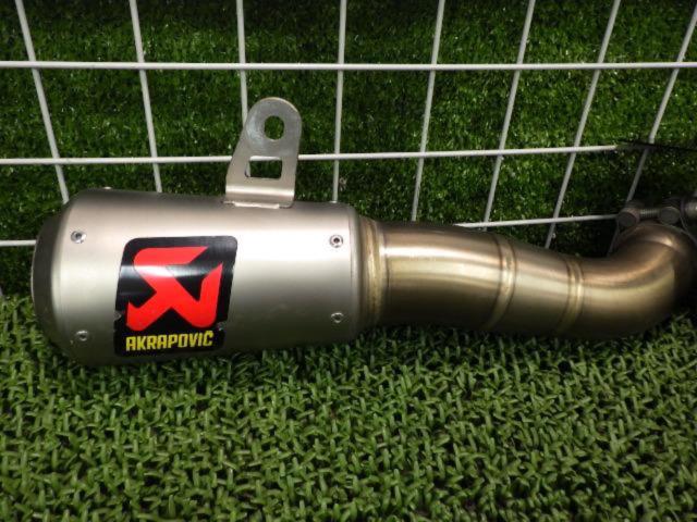  AKRAPOVIC (Akurapo Vittorio h)
GP type slip-on silencer
Removed from YZF-R25 ('20) 2BK-RG43J