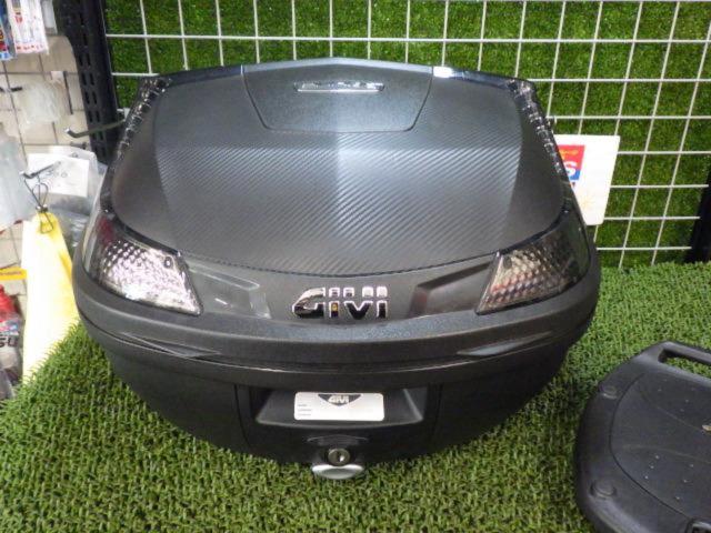 GIVI (ENT)
B37
BLADE
General purpose monolock top case
Capacity: 37L