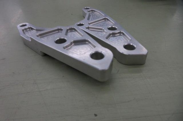 OHLINS
Caliper support for erect front fork
For Kawasaki 62mm pitch calipers