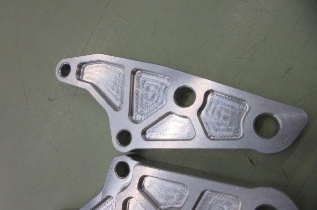 OHLINS
Caliper support for erect front fork
For Kawasaki 62mm pitch calipers