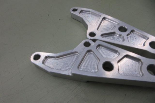 OHLINS
Caliper support for erect front fork
For Kawasaki 62mm pitch calipers