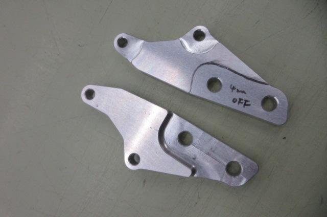 OHLINS
Caliper support for erect front fork
For Kawasaki 62mm pitch calipers