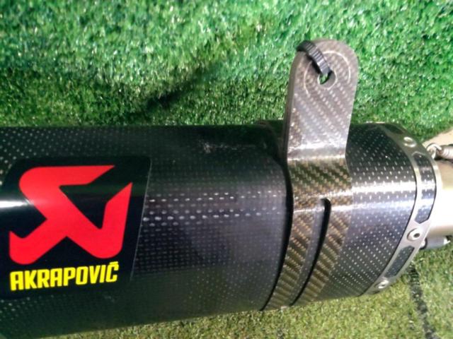 AKRAPOVIC
Hexagonal carbon slip-on silencer
Removal of CBR 250 RR (MC 51)