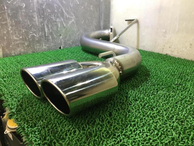 排気システム サウンドサイレンサー 排気マフラーチップ 2.5 汎用排気テールパイプ 排気マフラーチップレゾネーターカーチューブスパイラルサイレンサーディープサウンド  63 ミリメートル 2.5 インチ入口 2.5 イ 車の排気管 1 ピースユニバーサル光沢のあるカーボン ... 車用排気管 排気マフラーパイプレゾネーターカーチューブスパイラルサイレンサーディープサウンド 63 ミリメートル 2.5 インチ入口