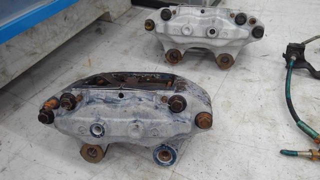 NISSAN純正 フロント対向4potブレーキキャリパー【ECR33スカイライン 