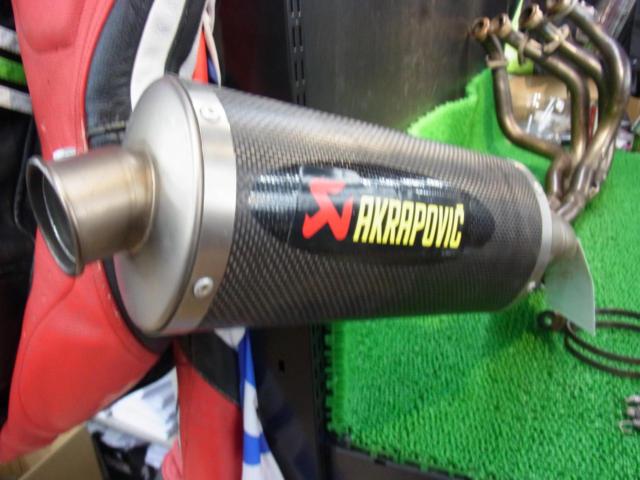 値下げしました!Z1000(2003年)より取外し AKRAPOVIC(アクラポビッチ) レーシングライン ステンレス フルエキゾースト カーボンサイレンサー *レース用