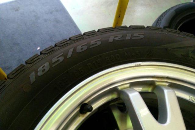 185/65 R15 スタッドレス ピレリ プリウスZVW30 取り捨てよ ホイール付き