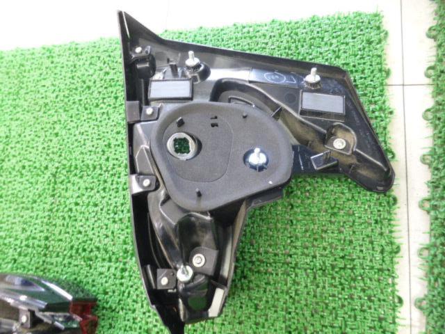 トヨタ純正 CH-Rテールレンズ+カーボン柄カバー