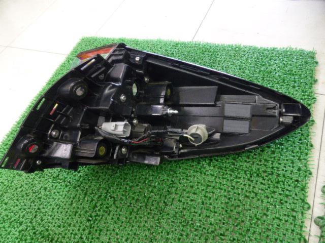 トヨタ純正 CH-Rテールレンズ+カーボン柄カバー
