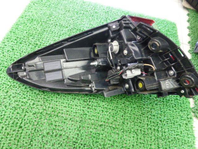 トヨタ純正 CH-Rテールレンズ+カーボン柄カバー