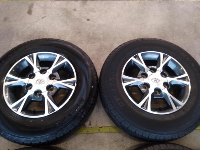 トヨタ ハイエース純正ホイール + DUNLOP SP175N | やや傷や汚れあり 