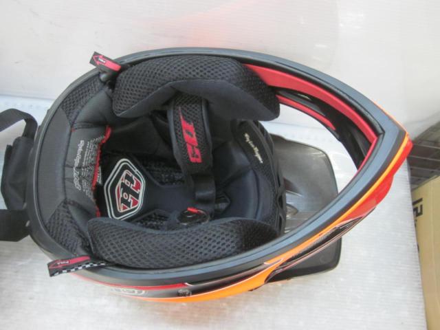 TroyLeeDesigns D3 カーボンオフロードヘルメット