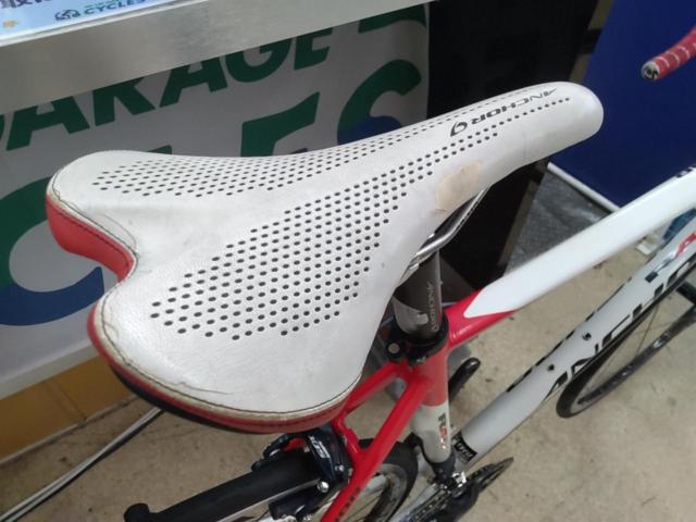 3大特価!! BRIDGESTONE ANCHOR RA6 アルミフレームロードバイク ホワイト×レッド 2011年モデル/2×10S ※ホイールカスタム車!!/タイヤとブレーキシュー新品交換済み!!