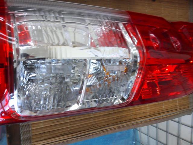 【200系ハイエース】 TOYOTA 純正 テールランプ 寒冷地仕様